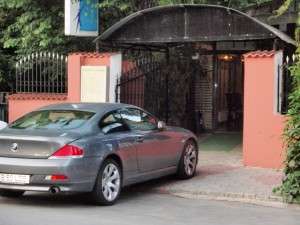 Ghici a cui e masina din fata restaurantului L'Esperance?