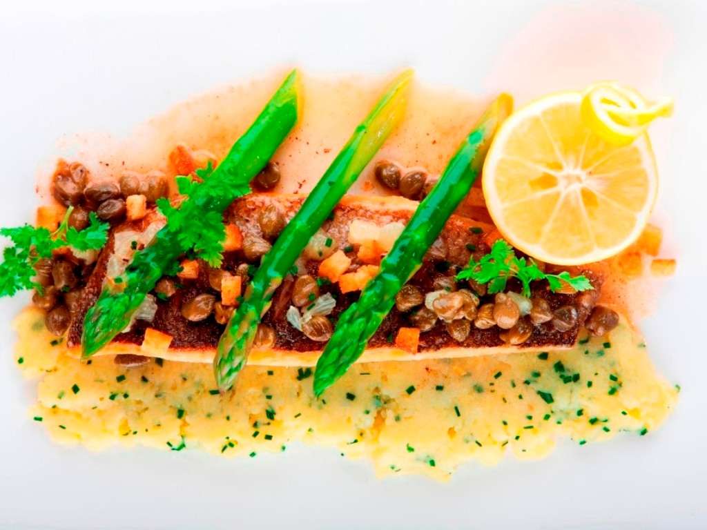 Biban de mare mediteranean in stil _Meuniere_ cu migdale si capere, cartofi cremosi si sparanghel verde - Copy