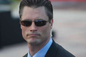 Om cu ochi albastri fiind atent sa nu-i fotografieze cineva restaurantul Om cu ochi albastri fiind atent sa nu-i fotografieze cineva restaurantul