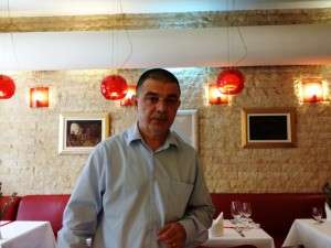 Domnul Viorel Bachide, gazda de la Poarta Schei 4