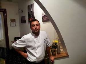 Petrisor Mihalcut si micul lui Peters Kitchen Bistro in Piata Rosetti din Bucuresti