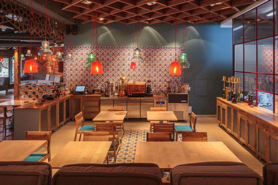 Restaurant Divan din Floreasca - mese si scaune si lampi colorate