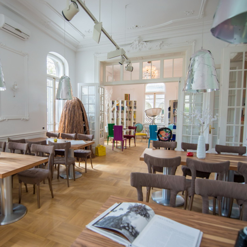 Restaurant Iconic Food Wine & Design cu mese si scaune si parchet maro