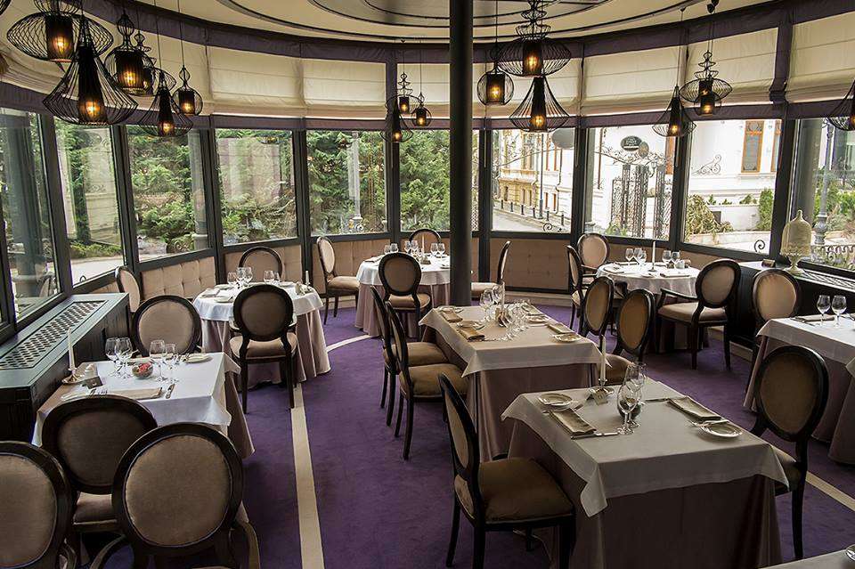 Restaurant L`Atelier din Bucuresti, luminos, cu mobilier elegant, in culorile bej si mov
