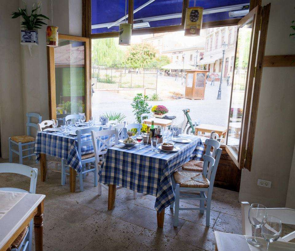 Restaurantul Meze cu design si accesorii cu specific grecesc, in culori de alb si albastru