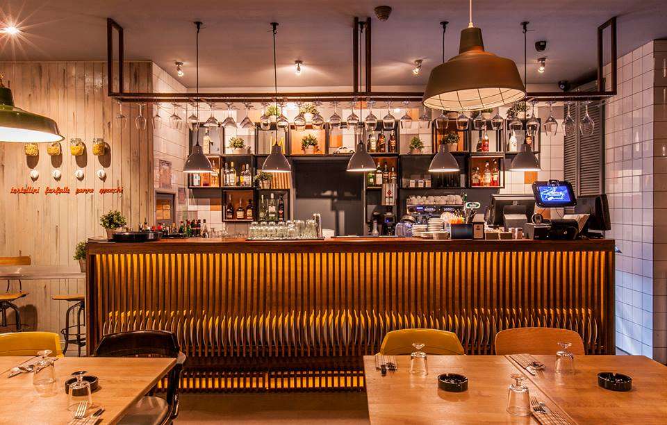 Restaurant Stadio din Bucuresti, cu bar auriu, lampi si spoturi