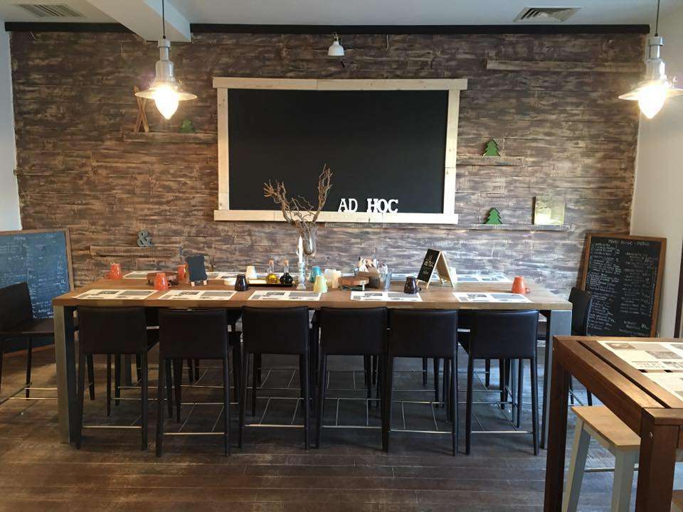 Localul bucurestean Ad Hoc, un restaurant mic cu mese si scaune si amenajare simpla
