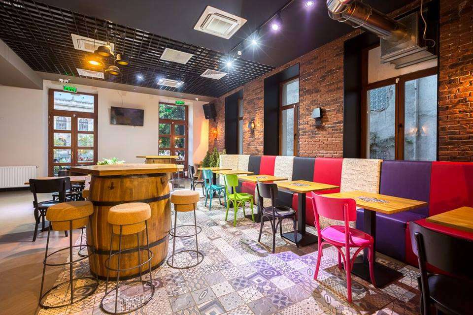 Restaurant Oro Toro by Osho, cu mobilier multicolor si podea cu model