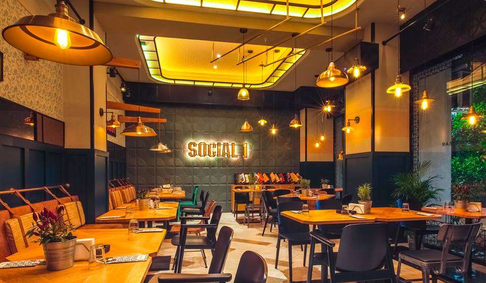 Localul Social 1 din Capitala cu lumini calde si lampi cu diverse forme
