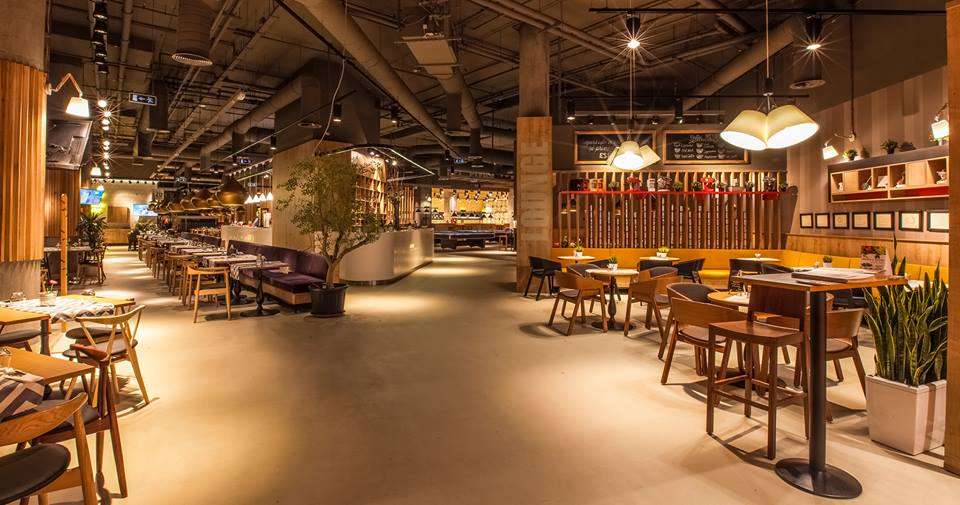 TrickShot, restaurant in mall Promenada, cu design retro
