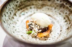 Mere coapte cu inghetata de unt noisette