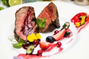 Muschi de vita cu sos de zmeura