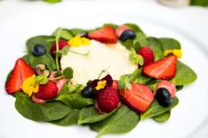 Salata vegetariana cu spanac, cus cus si zmeura