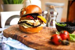 Burger vegetarian cu Halloumi