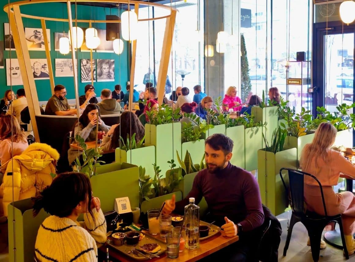 oameni iau masa la Gram. Bistrouri din București