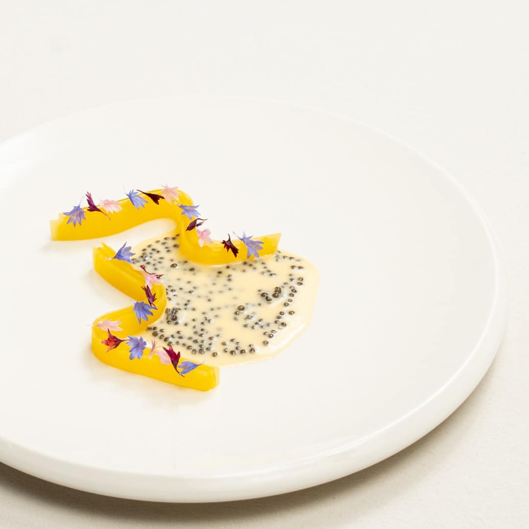 sfeclă galbenă cu sos de ciocolată albă și caviar, dish de fine dining de la Kane, unul din restaurantele cu noua bucătărie românească fină