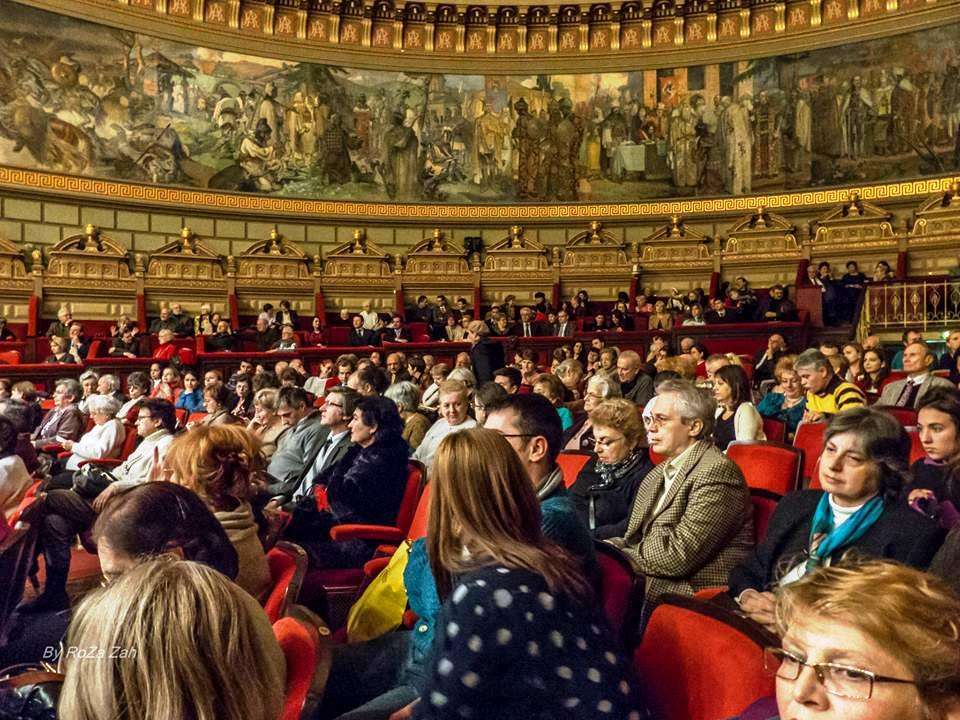 Un bilet la Atheneu si o sticla cu vin bun pentru poza cu 4,000,000