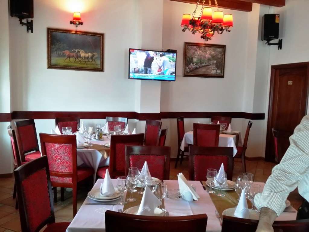 Un restaurant libanez cu fete de masa albe impecabile