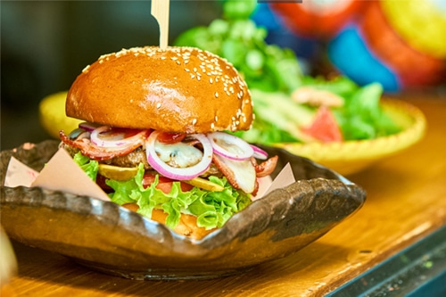 Burger Revolution. Locurile unde mănânci burgeri buni în București