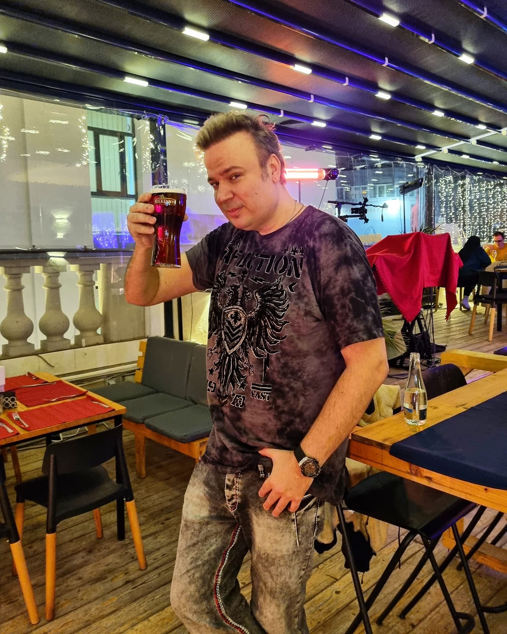 Dan Helciug inchina un pahar de guiness la Balkon Resto Garden