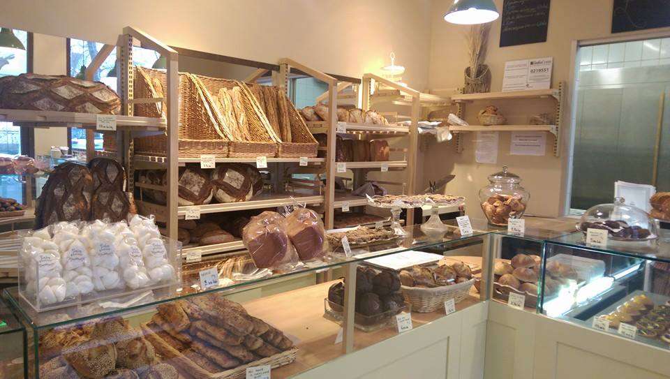 Brutarii artizanale frumoase cu paine buna, croasante si alte produse perfecte pentru gustarea de la orice ora