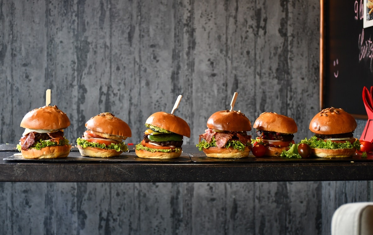 10 terase la care găsești burgeri buni în București