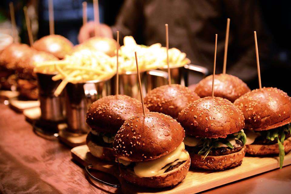 Cei mai buni burgeri din București. Alertă pentru pofticioși!