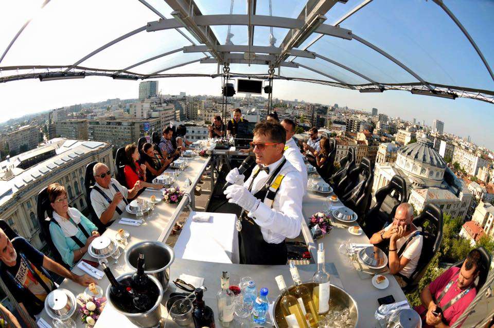 (INCHEIAT) Castiga 2 locuri la Dinner in the Sky – cina inedita la 50 de metri deasupra orasului