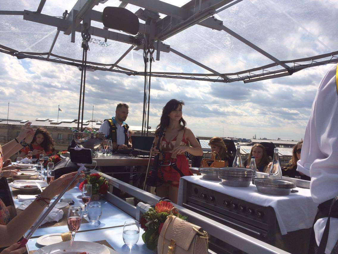 Dinner in the Sky – cum e sa iei masa suspendat la 50 de metri deasupra Bucurestiului