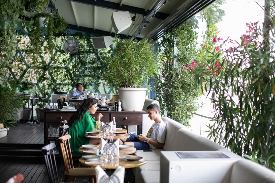 Terase acoperite din București, la care poți lua masa și când afară plouă