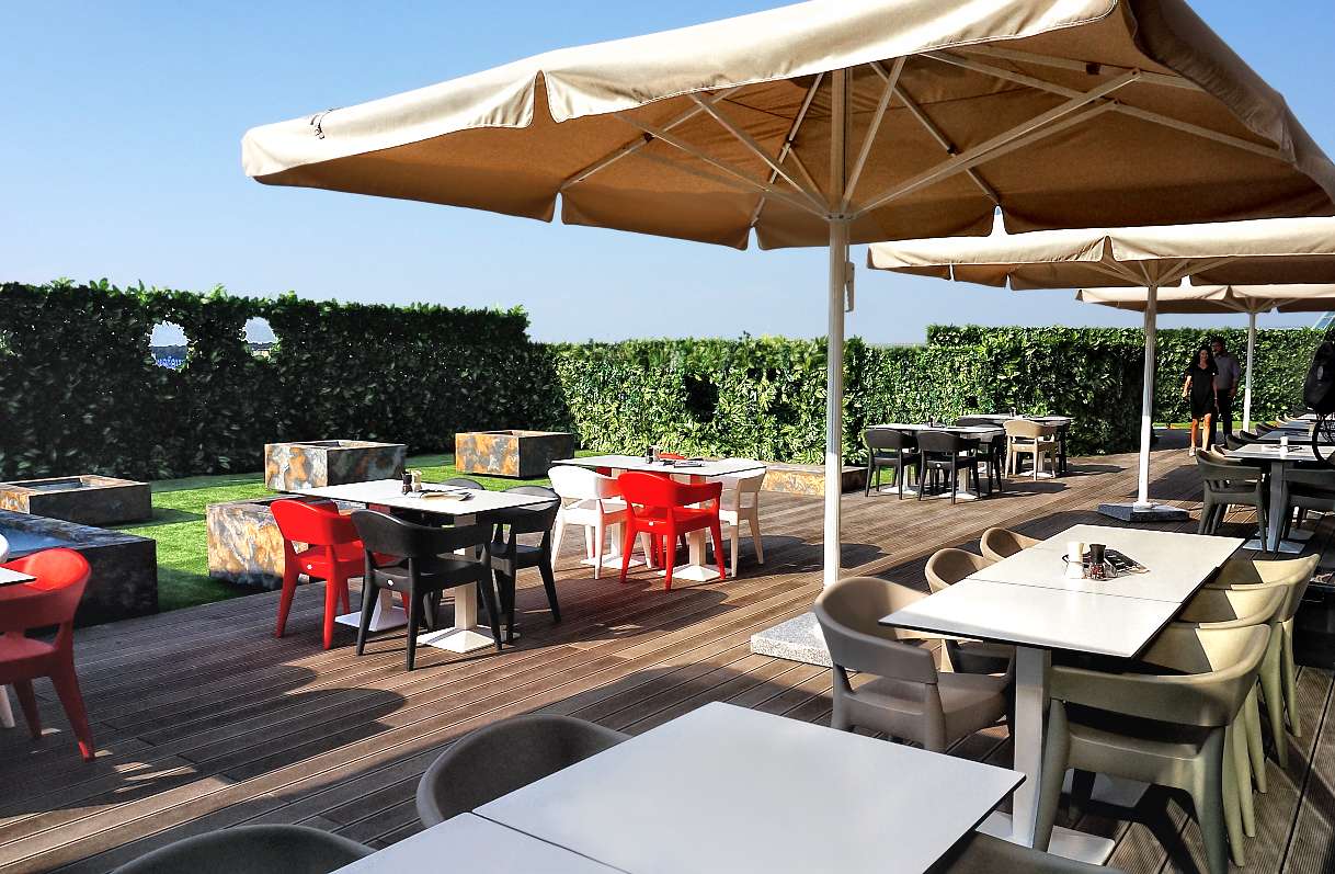 Terase la inaltime, situate pe acoperisurile mall-urilor din Bucuresti