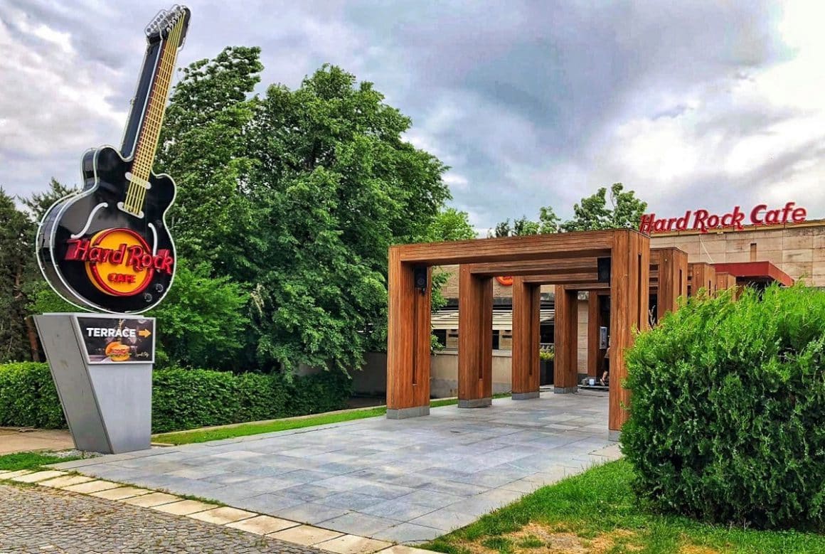 intrarea la hard rock cafe bucuresti, cu un totem chitara foarte mare. Terase din Herăstrău