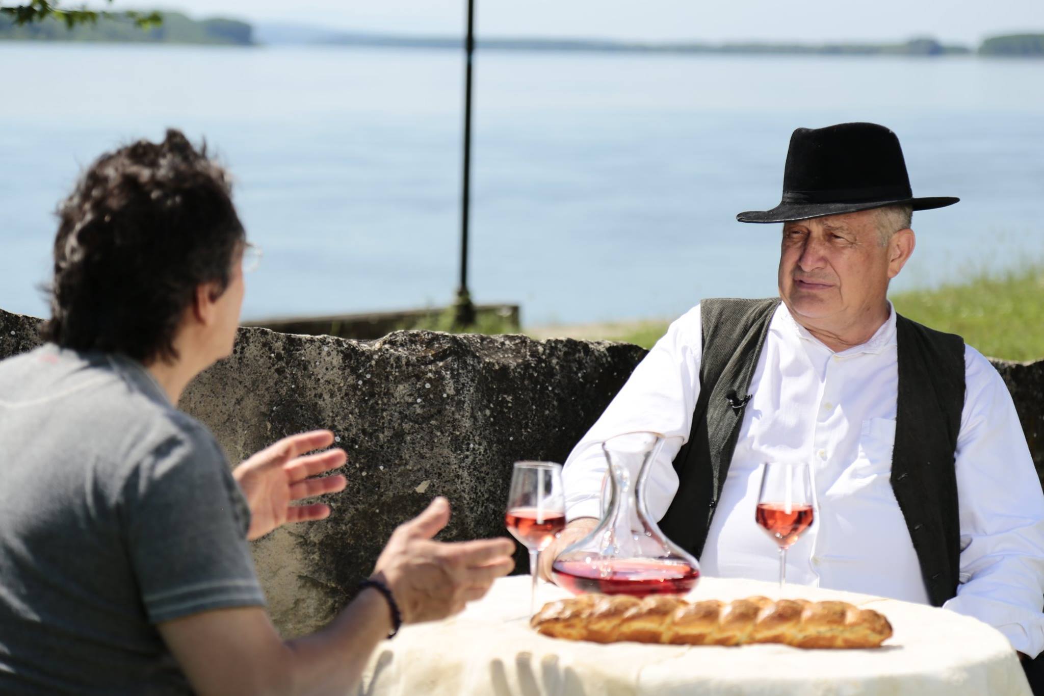 De vorbă cu Mircea Dinescu într-un interviu despre gastronomie și… delicatețuri