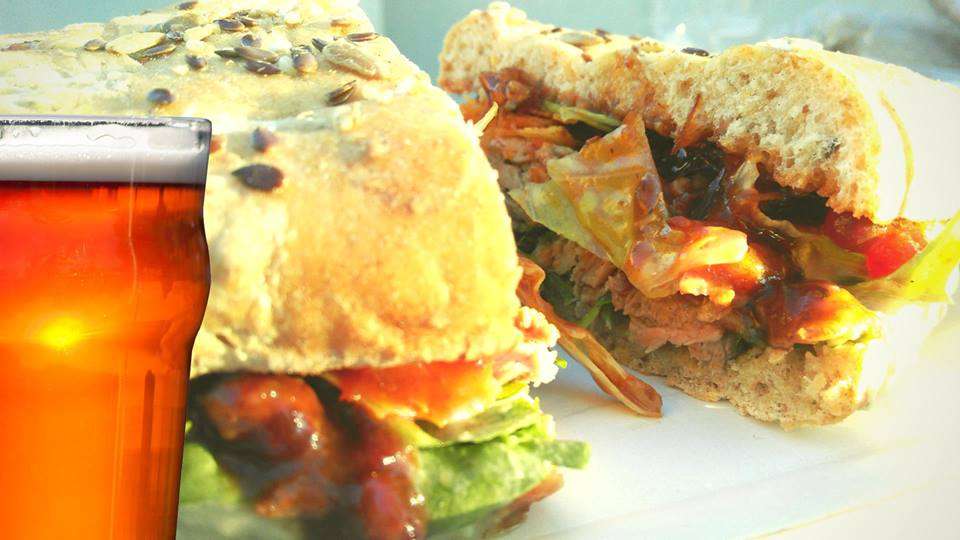 Molcom Carnivores & Craft Beer – bere si slow street food in gradina