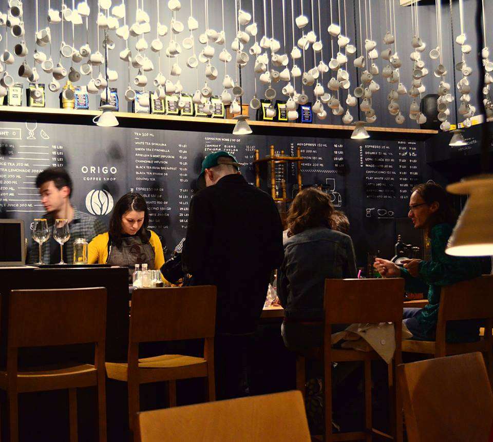 un barista se pregătește să prepare o cafea la Origo, una dintre cele mai bune  prăjitorii de cafea din București