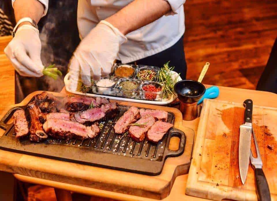 Achtung Ekstase! Diesmal Rind! Die magische Anziehungskraft einer schwarzen Plastikkuh namens OSHO!