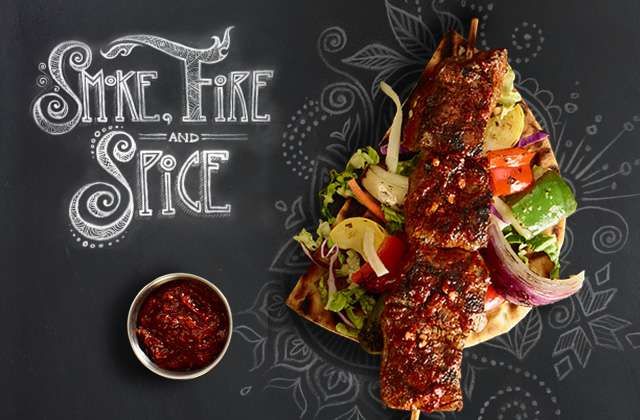 (INCHEIAT) Castigati o masa pentru 2 persoane la Hard Rock Cafe – preparate aromate din meniul "Smoke, Fire and Spice"