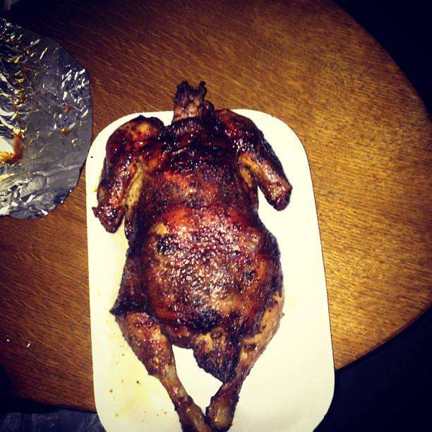 Smiley ii parodiaza pe cei care-si pozeaza mancarea in restaurante