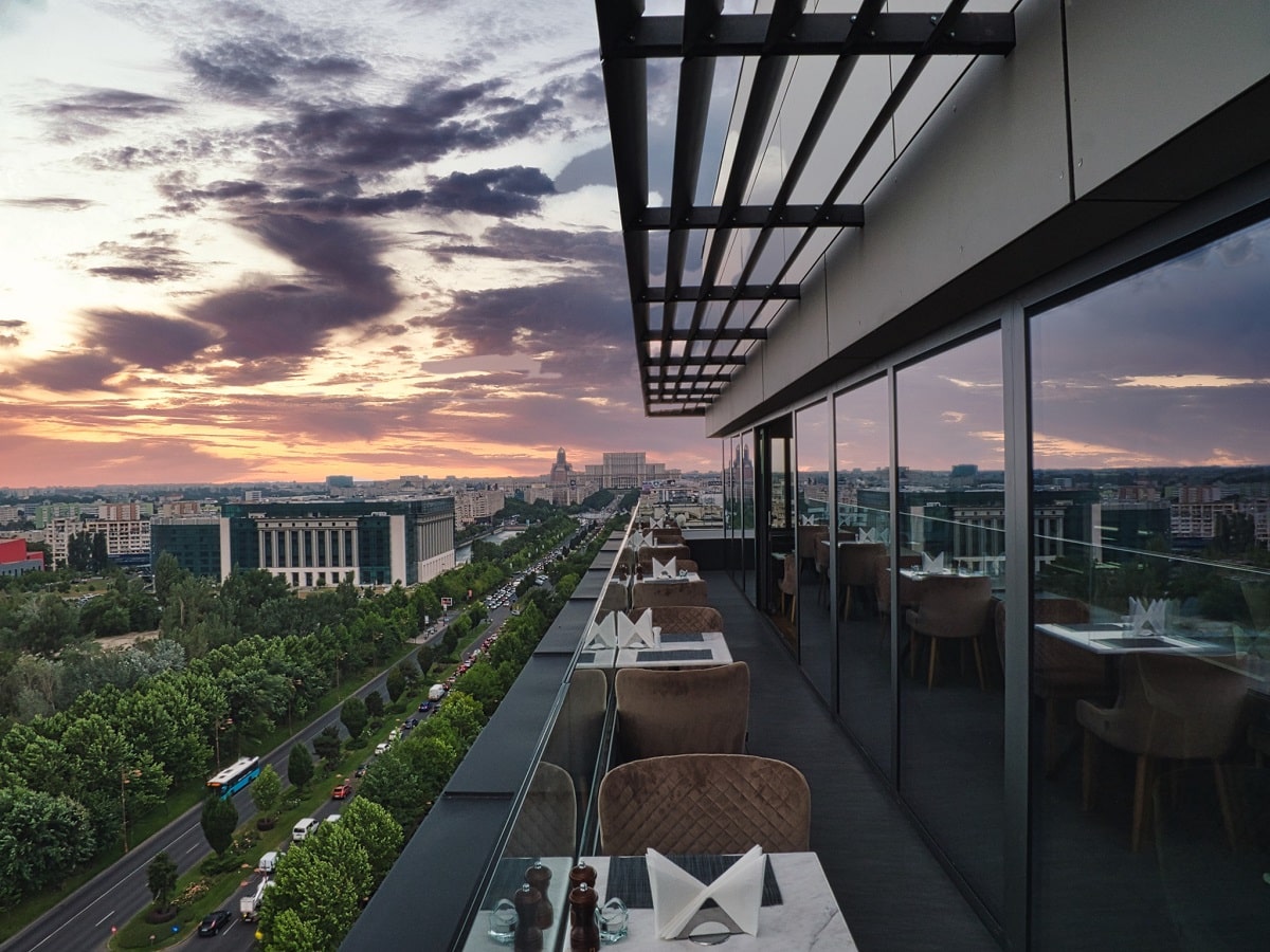 terasa de la Amethyst Sky Bar, unul din restaurante la înălțime din București, cu priveliste catre Splaiul Unirii