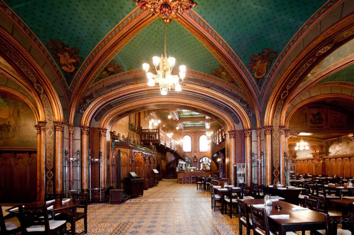 sala de mese de la Caru cu Bere, cu tavan verde, boltit, si mese de lemn masiv