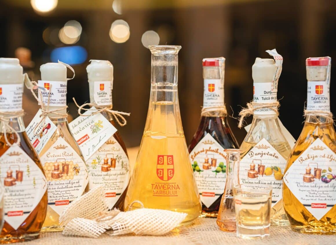 colectie de bauturi românești tradiționale, in sticlute puse una langa alta, la Taverna Sârbului