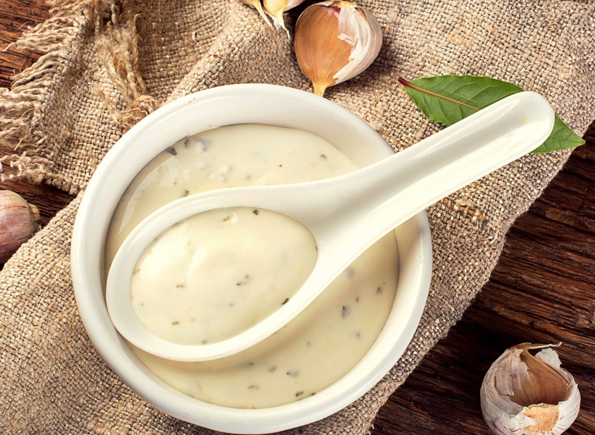 sos toum, in bol alb cermaic, cu o lingura cermica in el, fotografiat de sus