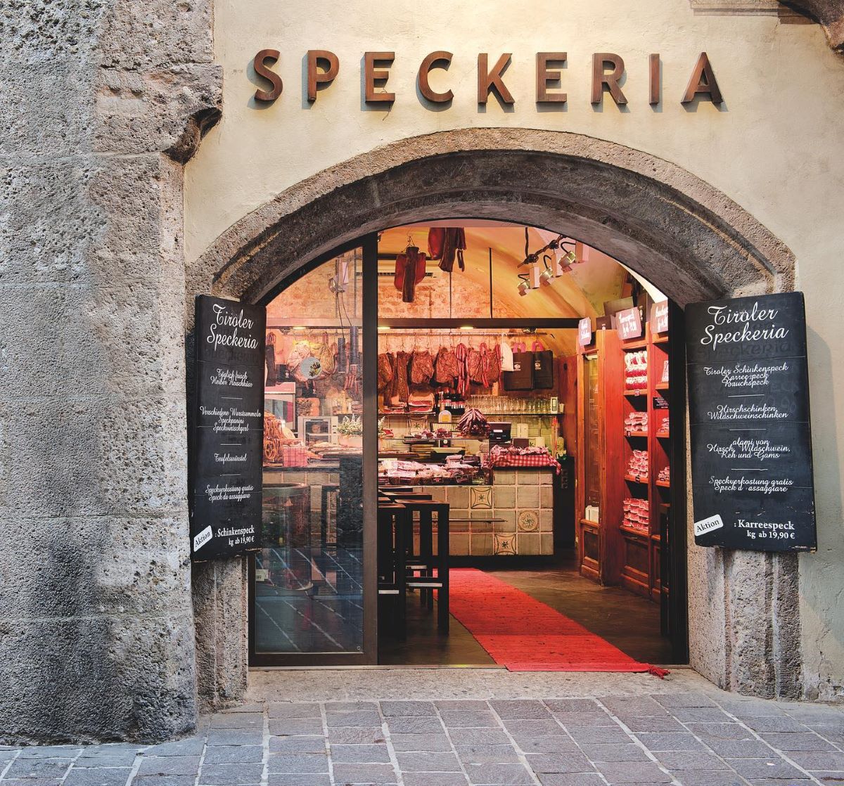 Intrarea in restaurantul Speckeria din Innsbruck ofera mancare tipic tiroleza