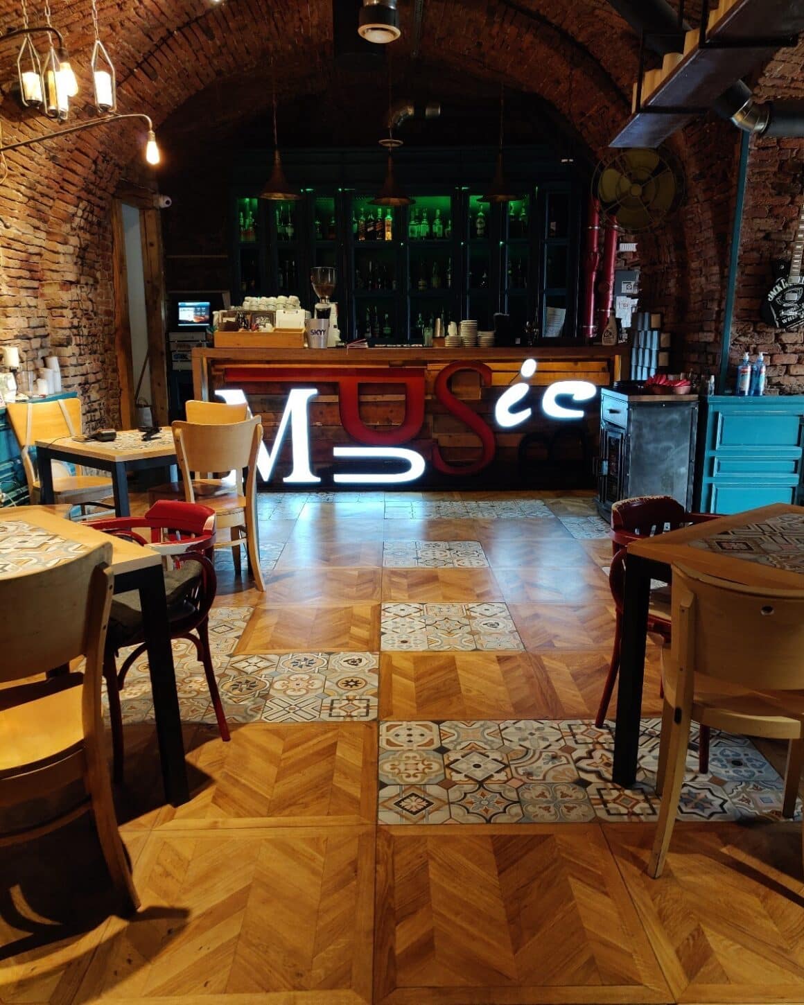 interiorul și barul music pub din Sibiu, unul din localuri cu muzică jazz din Sibiu