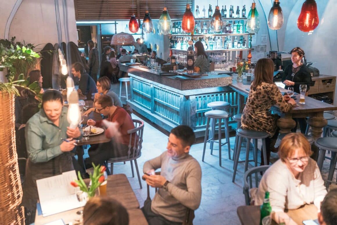 mai multe persoane iau masa in interiorul 1568 bistro din Cluj Napoca, unul din localuri cu muzică jazz