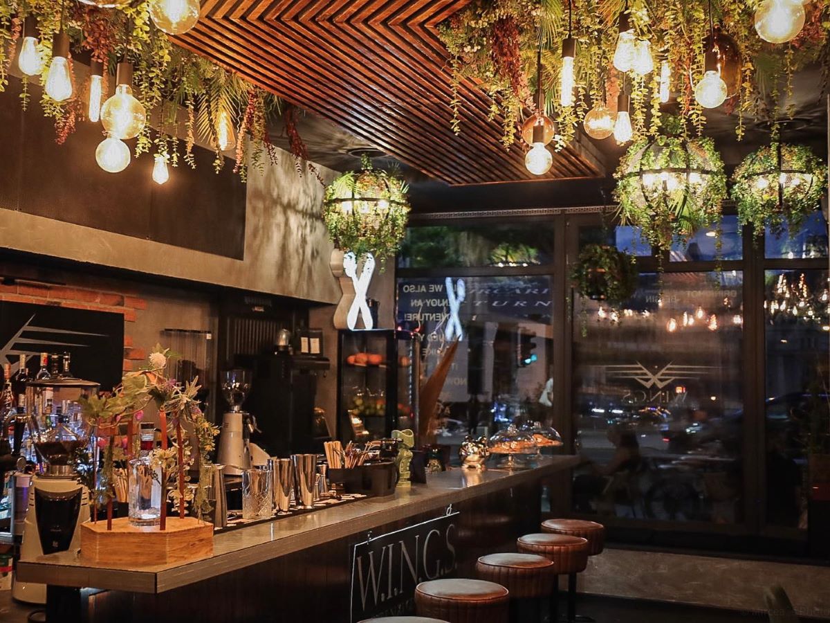 decorul foarte primitor al restaurantului wings lounge din Bucuresti, unul din localuri cu muzică jazz din București