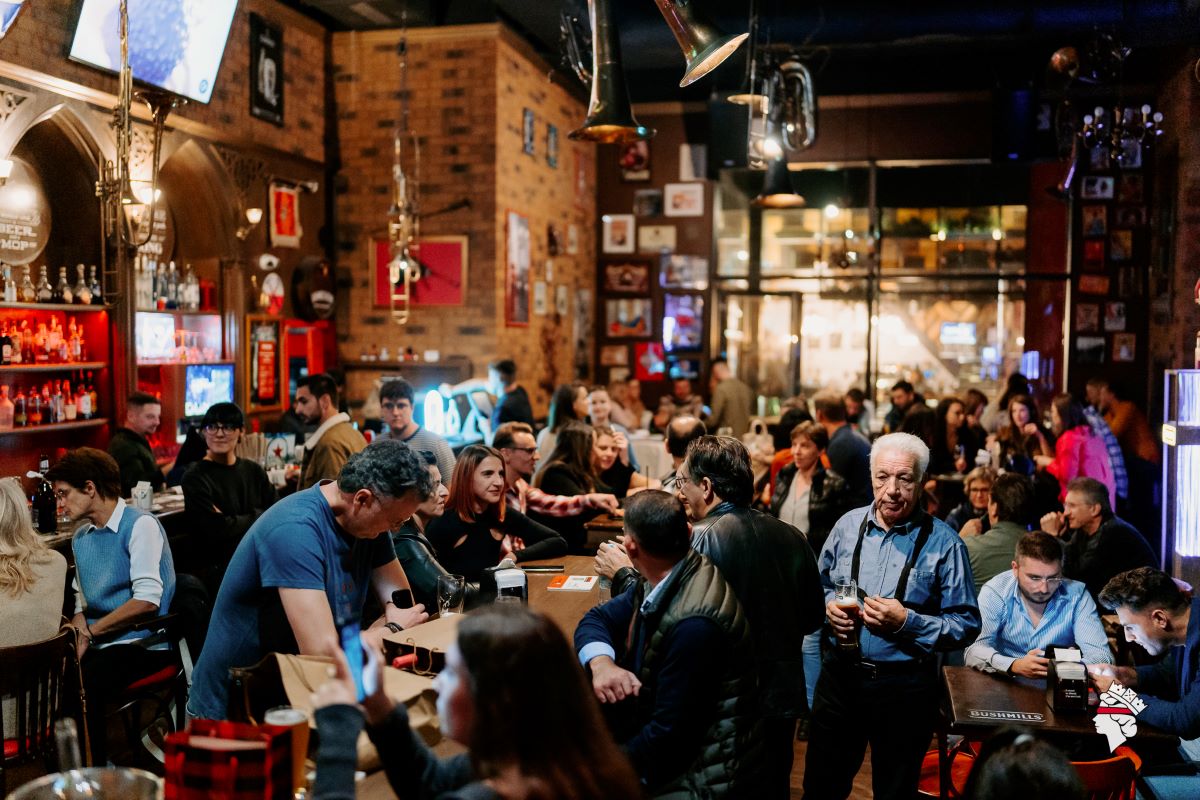 Barul The Trumpets din Iași, plin de clienți seara