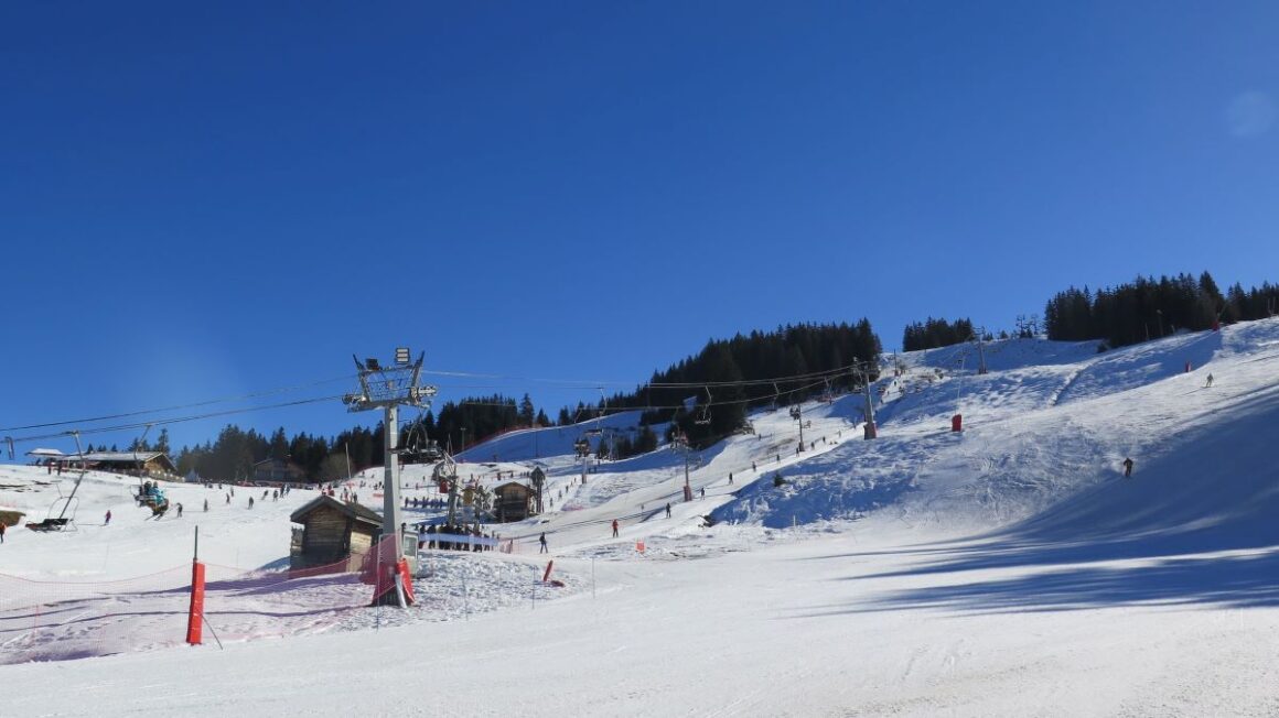 partia de sanius din muntii din jurul Manigod, Franta, dispune de instalatii  cu cablu și zapada din belsug,