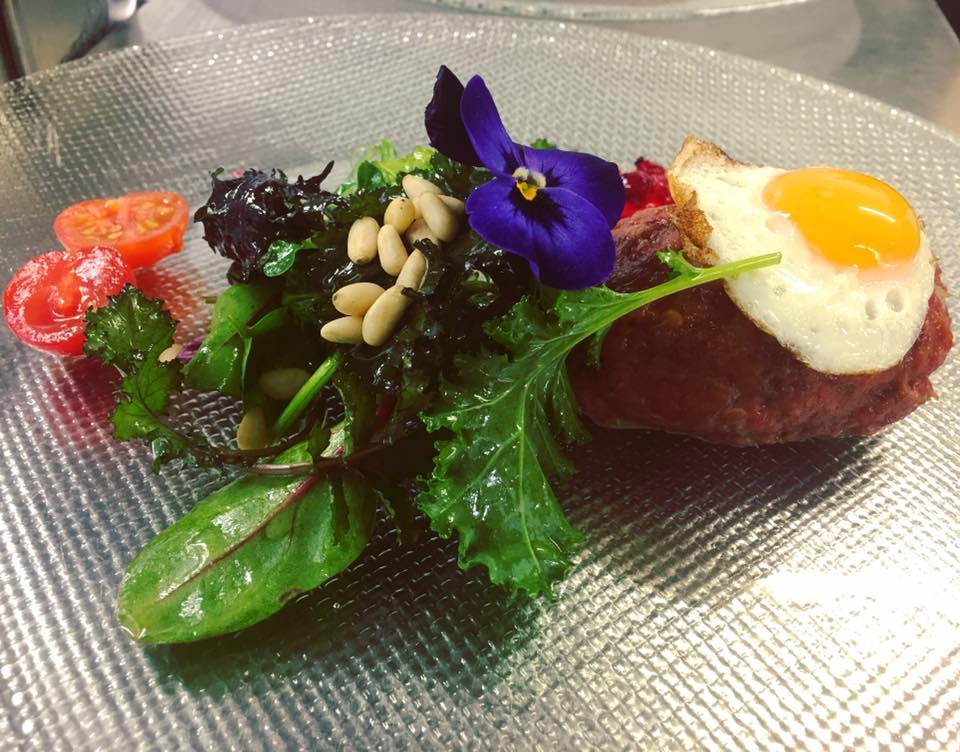 mancare tipic bavareza din restaurantul Ansitz zum Schmied-Wirt din Fischbachau, chiar langa partia de sanius