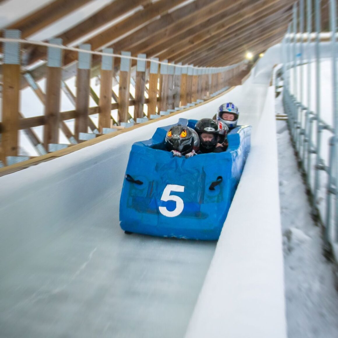 o familie se distreaza pe partia de bob din apropierea partiei de sanius din Hunderfossen